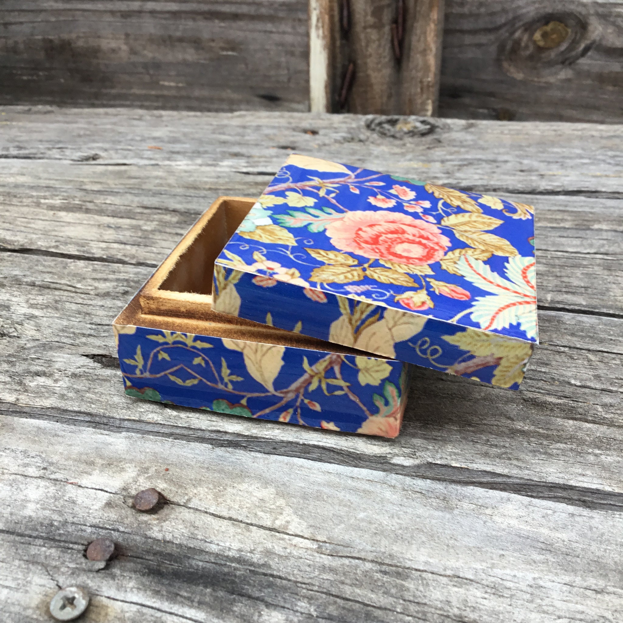 Fair Trade Box 3 x 3 Flower Design