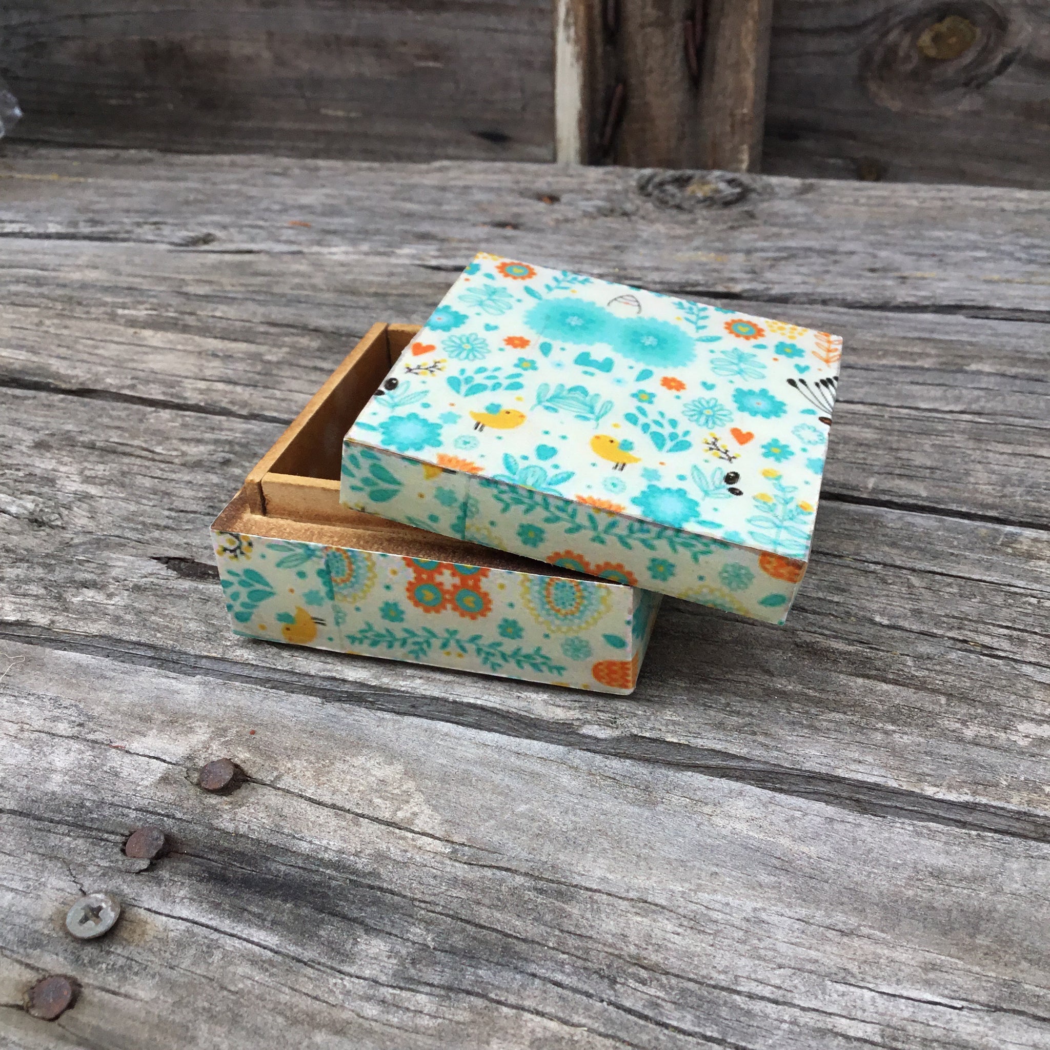 Fair Trade Box 3 x 3 Flower Design
