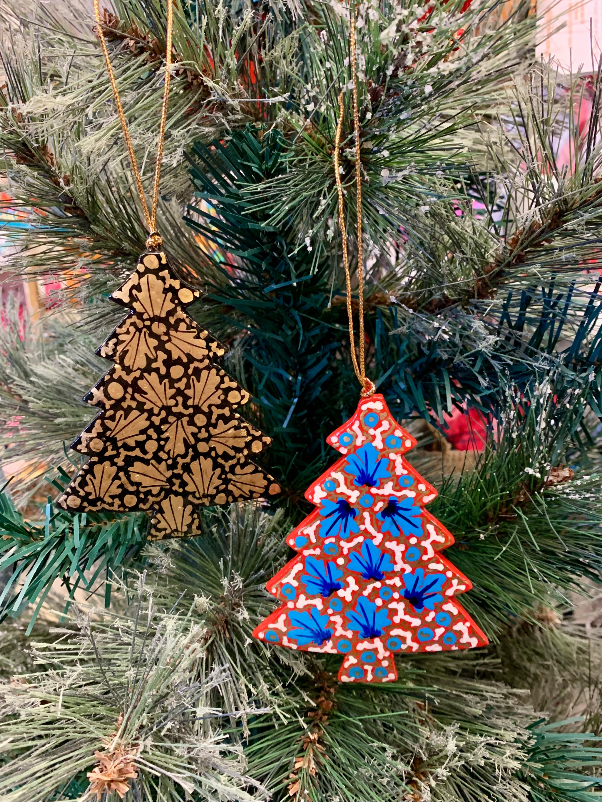 Hand Painted Wooden Medium Christmas Tree Decoration - Traditional Chinar Leaf Design – Fair Trade Kashmiri Christmas Ornament