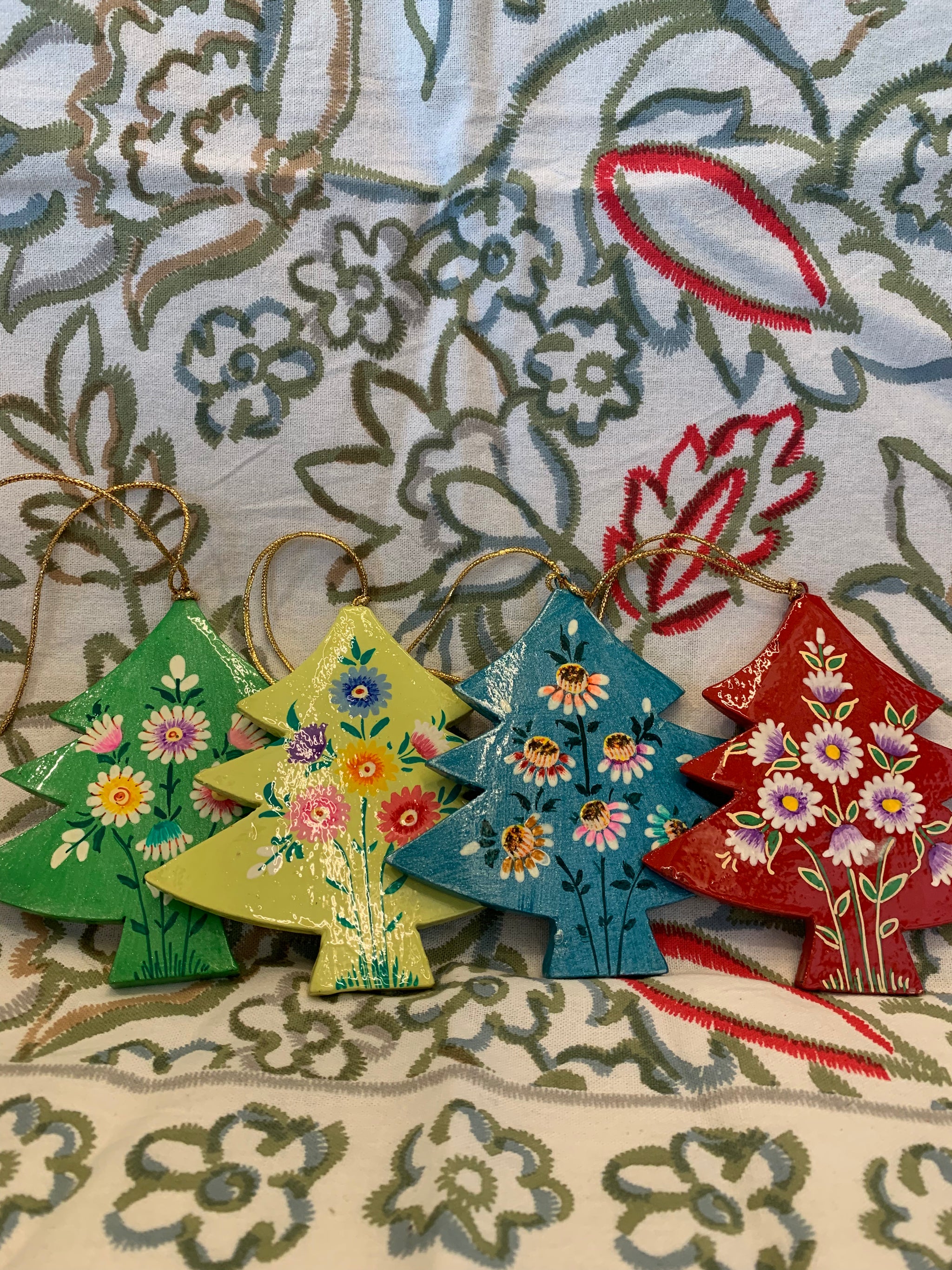 Hand Painted Wooden Large Christmas Tree Decoration - Daisy Flower Design – Fair Trade Kashmiri Christmas Ornament