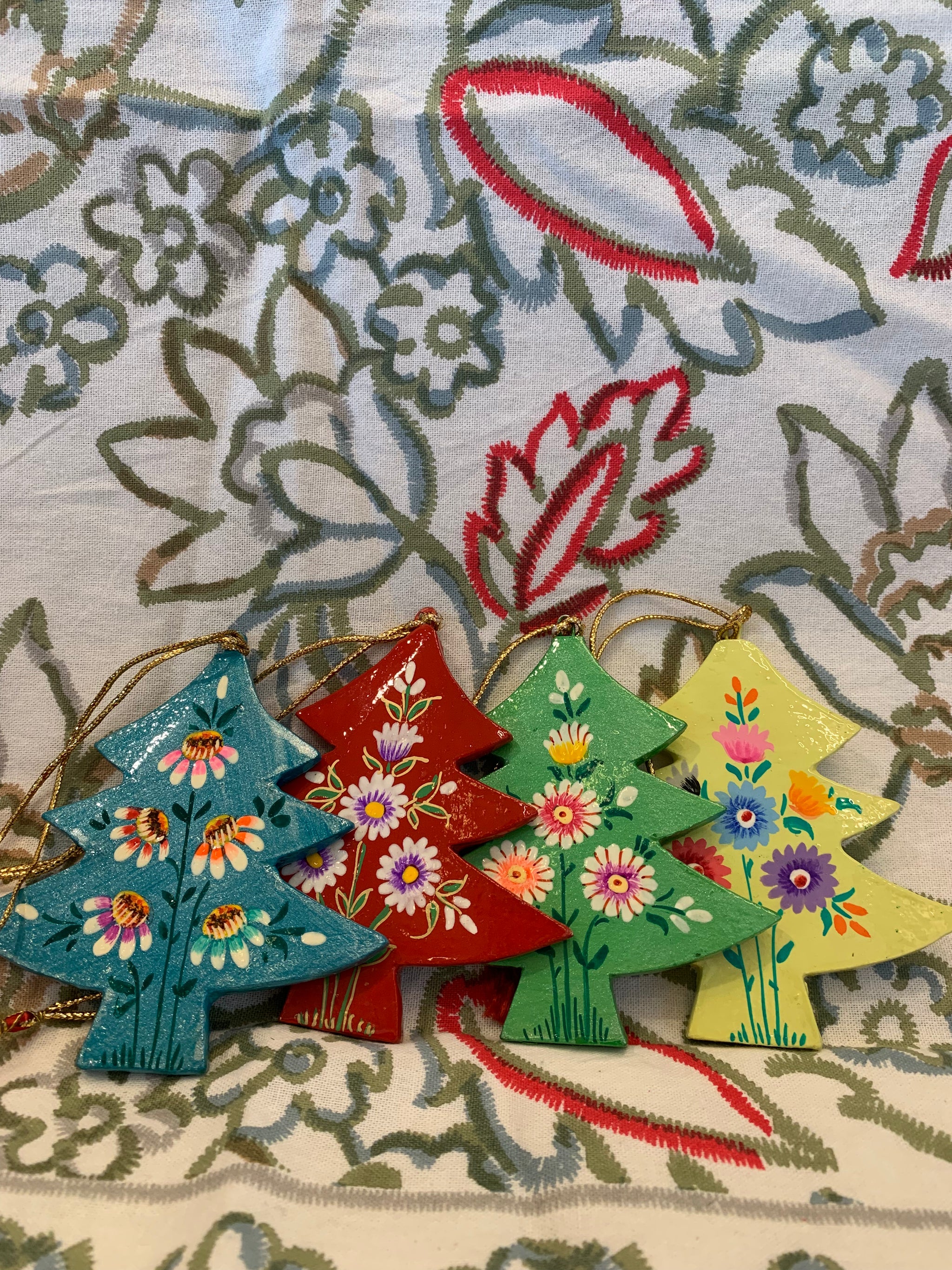 Hand Painted Wooden Medium Christmas Tree Decoration - Daisy Flower Design – Fair Trade Kashmiri Christmas Ornament