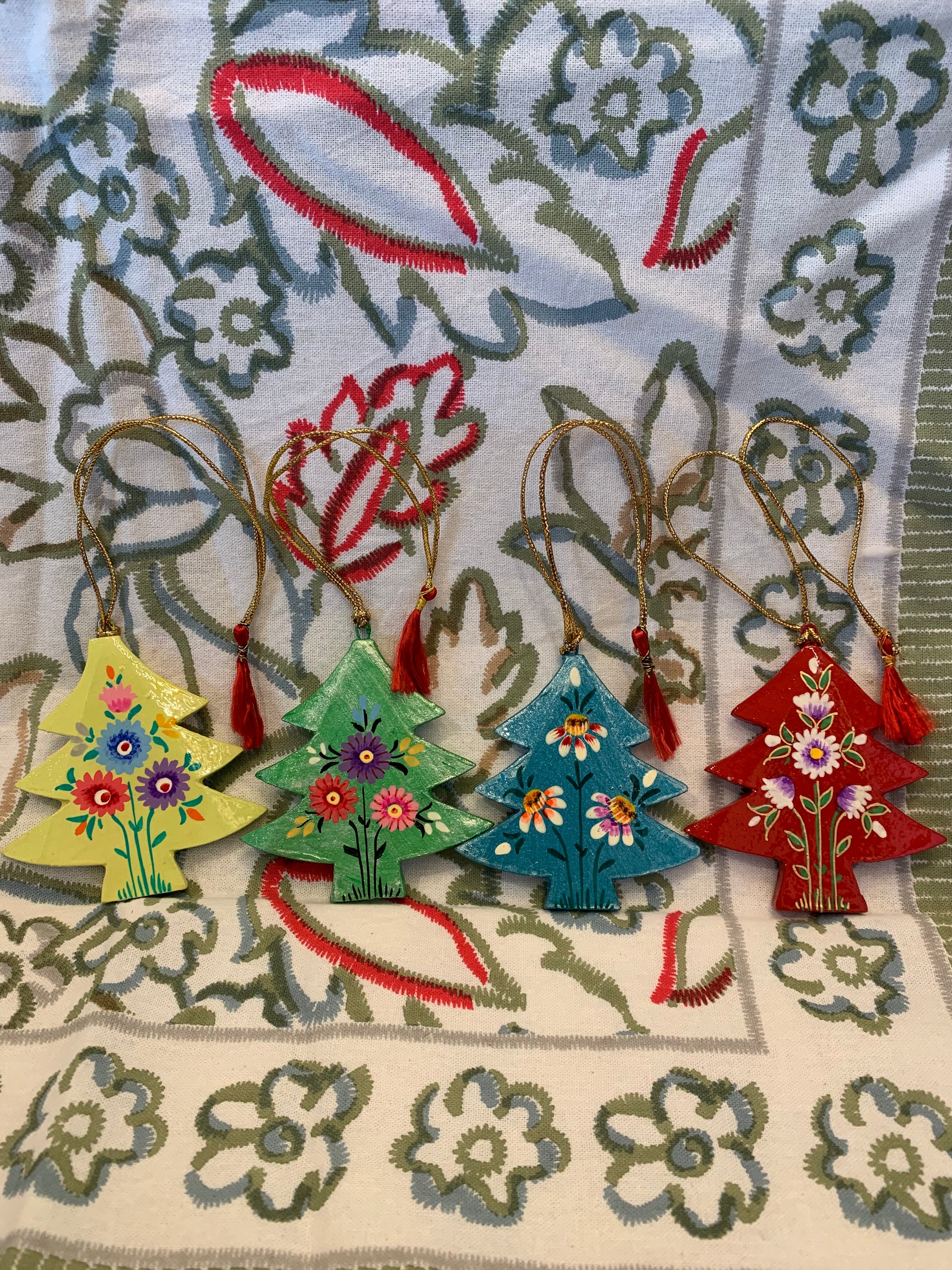 Hand Painted Wooden Small Christmas Tree Decoration - Daisy Flower Design – Fair Trade Kashmiri Christmas Ornament