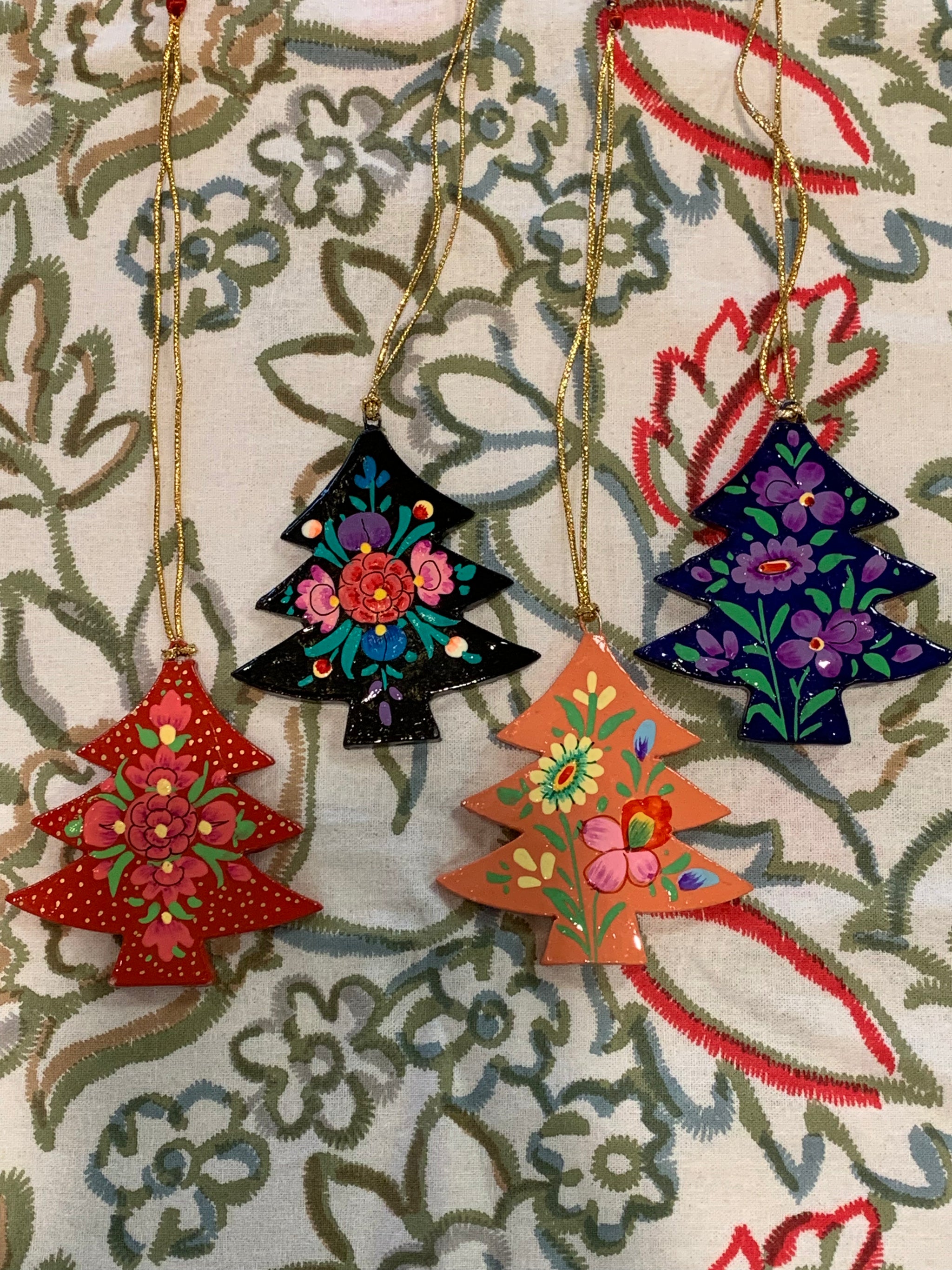Hand Painted Wooden Small Christmas Tree Decoration - Vintage Garden Flower Design – Fair Trade Kashmiri Christmas Ornament