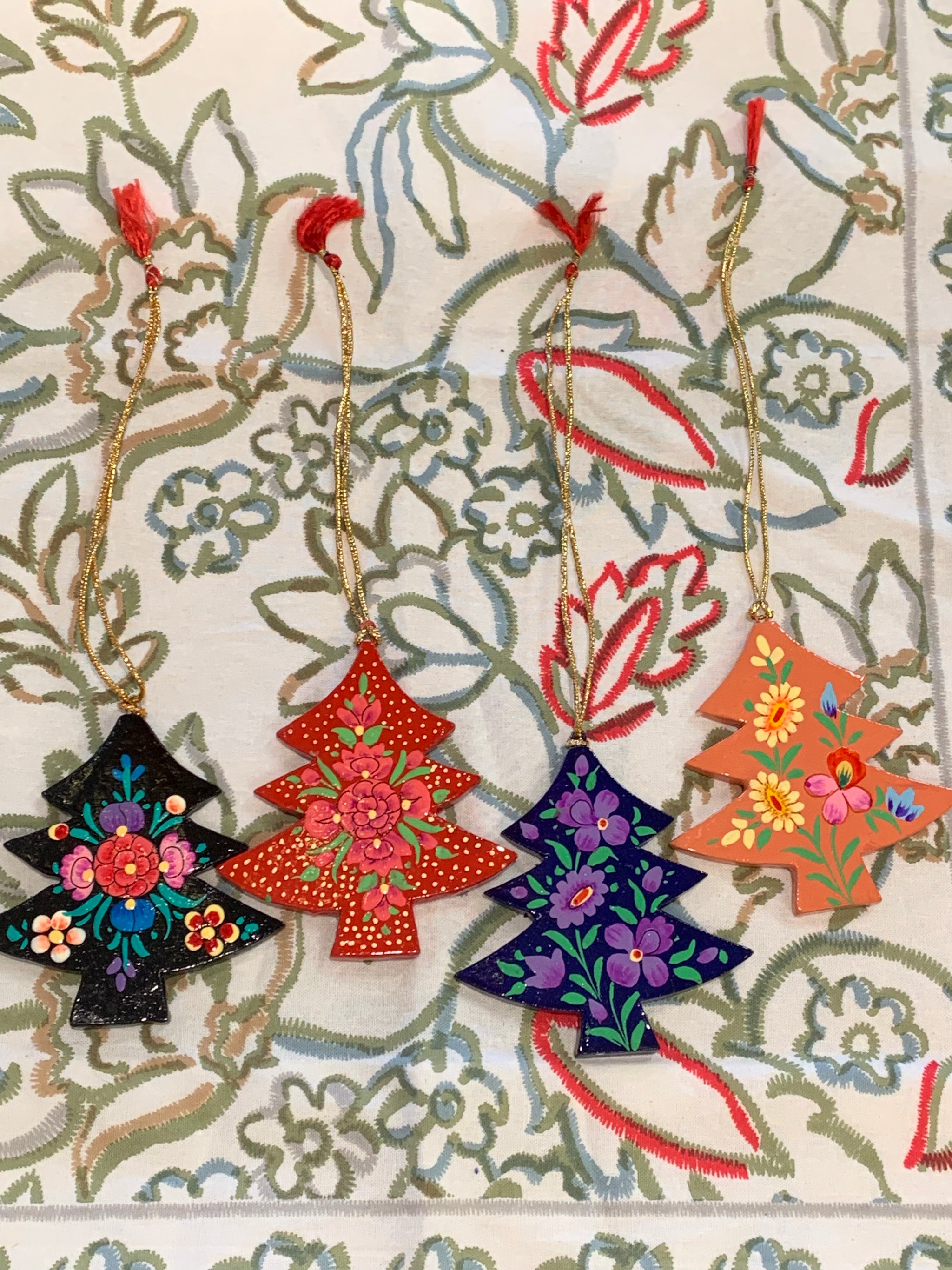 Hand Painted Wooden Medium Christmas Tree Decoration - Vintage Garden Flower Design – Fair Trade Kashmiri Christmas Ornament