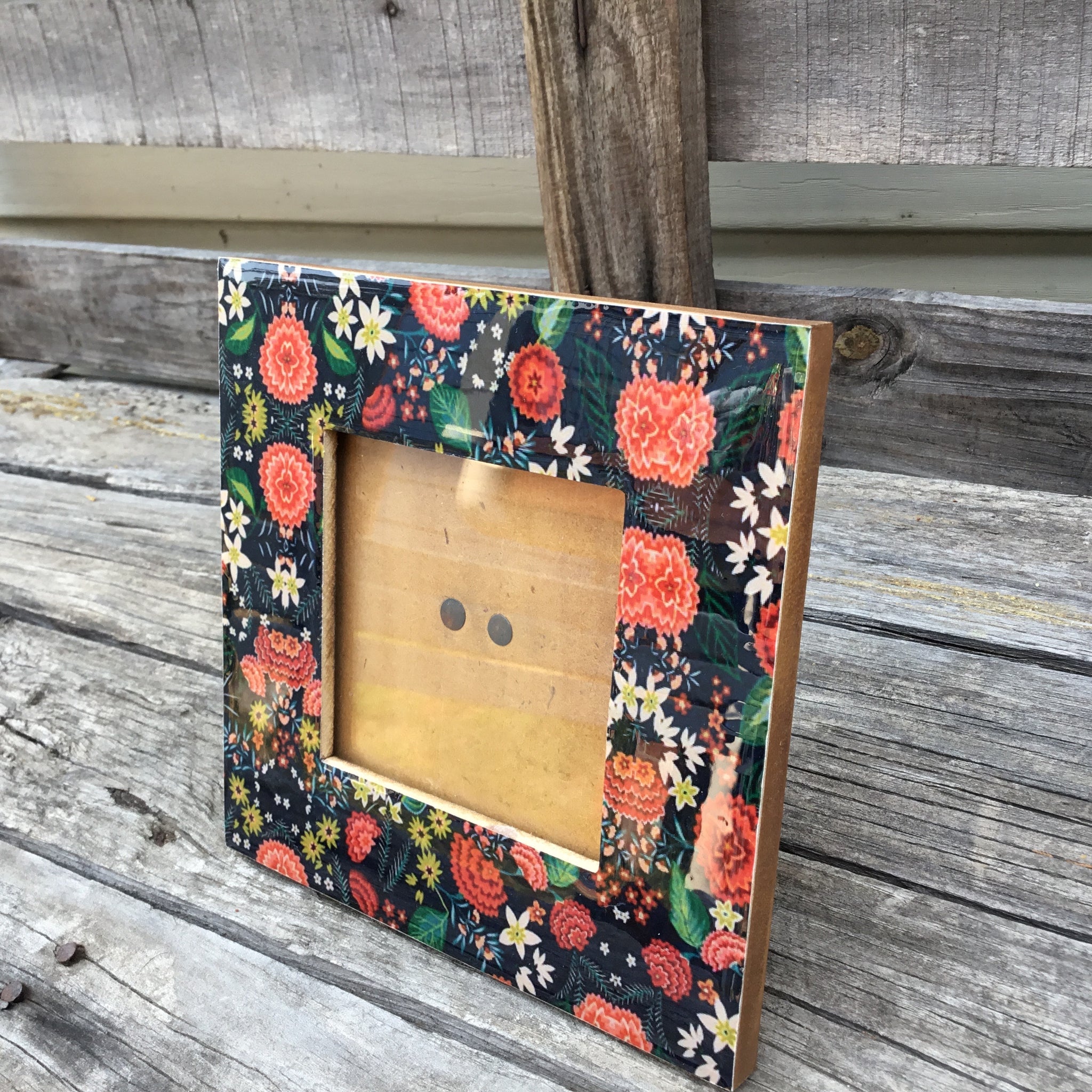 Fair Trade Ethical Resin and Wood Photo Frame Flower Design